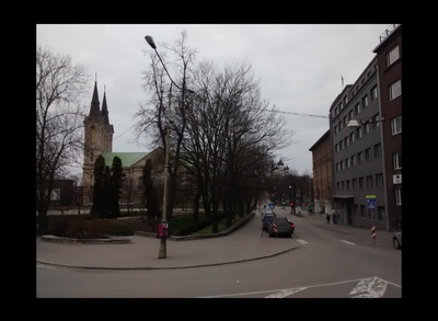 Toompuiestee ja Tõnismäe tänava lõikumiskoht, vaade Tõnismäe poolt. Vasakus Kaarli kirik. rephoto