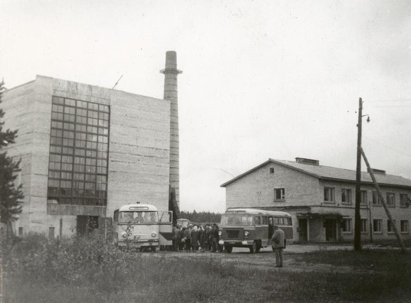 Eesti Geograafia Seltsi Kirde-Eesti ekskursioonist osavõtjad Narvas ekskursioonibusside juures.