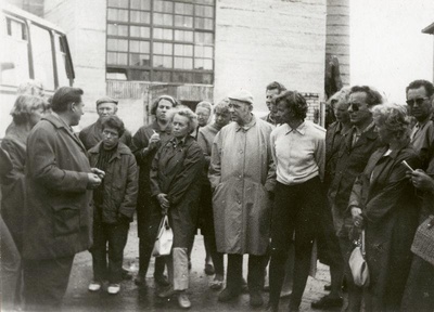 Eesti Geograafia Seltsi Kirde-Eesti ekskursioonist osavõtjad Narvas.  similar photo