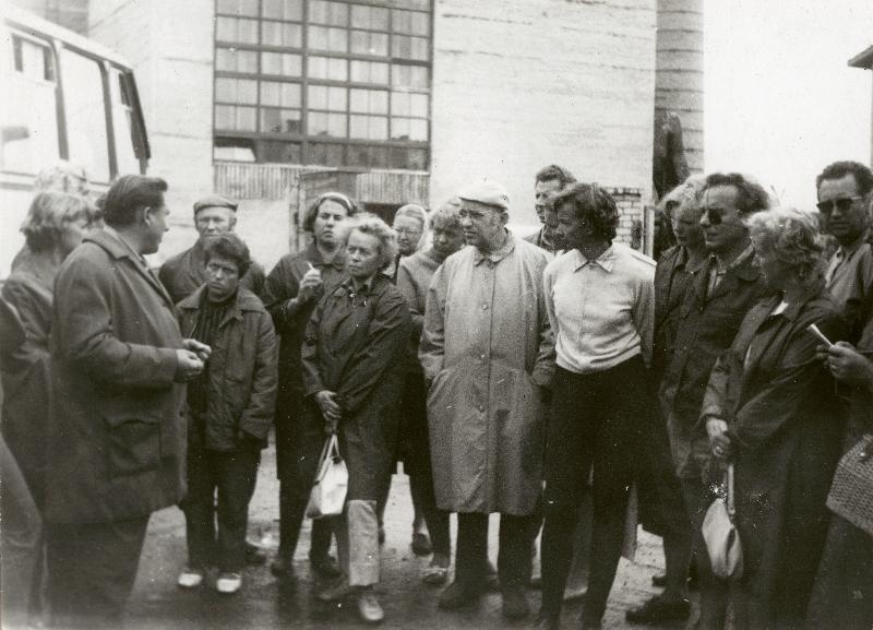 Eesti Geograafia Seltsi Kirde-Eesti ekskursioonist osavõtjad Narvas.