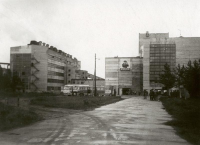 Eesti Geograafia Seltsi Kirde-Eesti ekskursioonist osavõtjad Narvas.  similar photo