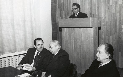 Eesti Geograafia Seltsi ja Eesti Agrometeoroloogia Laboratooriumi 09.-10.12.1976. aastal Sakus toimuva konverentsi "Agro- ja mikrokliima uurimise kaasaegsed probleemid" kõnepuldis Eesti Agrometeoroloogia Laboratooriumi juhataja Lembit Int; presiidiumis (vasakult) põllumajandusministri I asetäitja Ilmar Aamisepp, ilmateenistuse juht Grigori Portnov ja seltsi esimees Vello Tarmisto.  similar photo