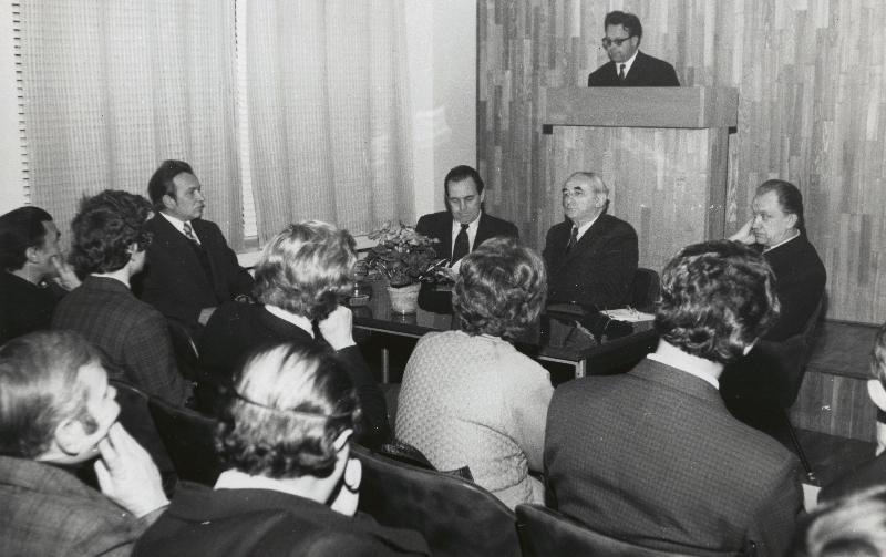 Eesti Geograafia Seltsi ja Eesti Agrometeoroloogia Laboratooriumi 09.-10.12.1976. aastal Sakus toimuval konverentsil "Agro- ja mikrokliima uurimise kaasaegsed probleemid" on kõnepuldis Eesti Agrometeoroloogia Laboratooriumi juhataja Lembit Int; presiidiumis  vanemteadur Heino Tooming (vasakul küljega), põllumajandusministri I asetäitja Ilmar Aamisepp, ilmateenistuse juht Grigori Portnov ja seltsi esimees Vello Tarmisto.