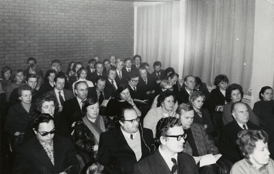 Eesti Geograafia Seltsi ja Eesti Agrometeoroloogia Laboratooriumi 09.-10.12.1976. aastal Sakus toimuv konverents "Agro- ja mikrokliima uurimise kaasaegsed probleemid"; ees paremal seltsi teadussekretär Laine Merikalju.  similar photo