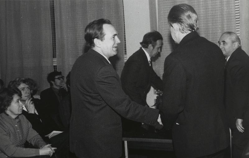 Seltsi teadussekretär Laine Merikalju (vasakult), tegevliige Andres Tarand, Ilmar Aamisepp (esiplaanil vasakul), seltsi esimees Vello Tarmisto (seljaga), seltsi liikmed Heino Tooming ja Grigori Portnov (tagaplaanil) Eesti Geograafia Seltsi ja Eesti Agrometeoroloogia Laboratooriumi 19.11.-20.11.1981 Sakus toimuval konverentsil "Põllumajanduse agrometeoroloogiline teenindamine".