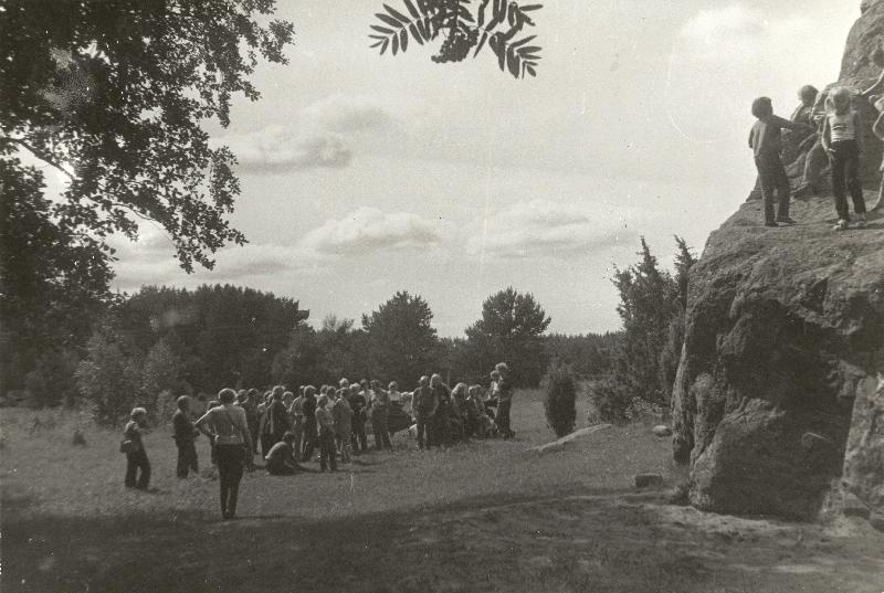 Eesti Geograafia Seltsi Lahemaa ekskursioonist osavõtjad Kasispea külas Jaani-Tooma Suurkivi juures.