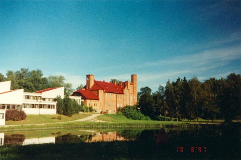 Vaade Jäneda Õppe- ja Nõuandekeskuse õppeosakonna kompleksile, paremal Jäneda mõisa härrastemaja.
