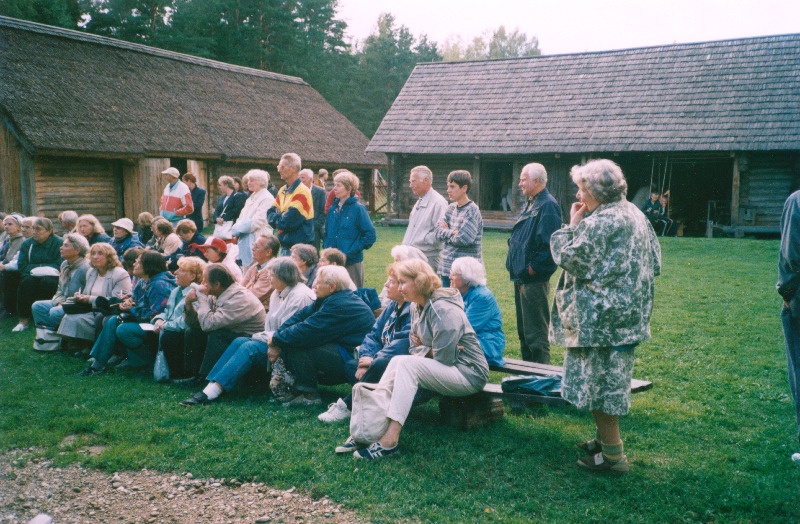 Eesti Geograafia Seltsi ekskursioonist "Piki Peipsi rannikut Mustveest Värskasse" (22.-24.08) osavõtjad Seto Talumuuseumis; paremal seltsi teadussekretär Laine Merikalju.