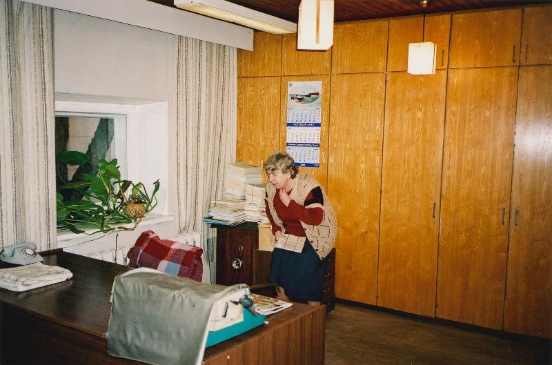 Eesti Geograafia Seltsi teadussekretär Laine Merikalju seltsi ruumis  (Kohtu 6) tegelemas raamatukogu sihtfondi raamatute üleandmisega Eesti Akadeemilisele Raamatukogule.