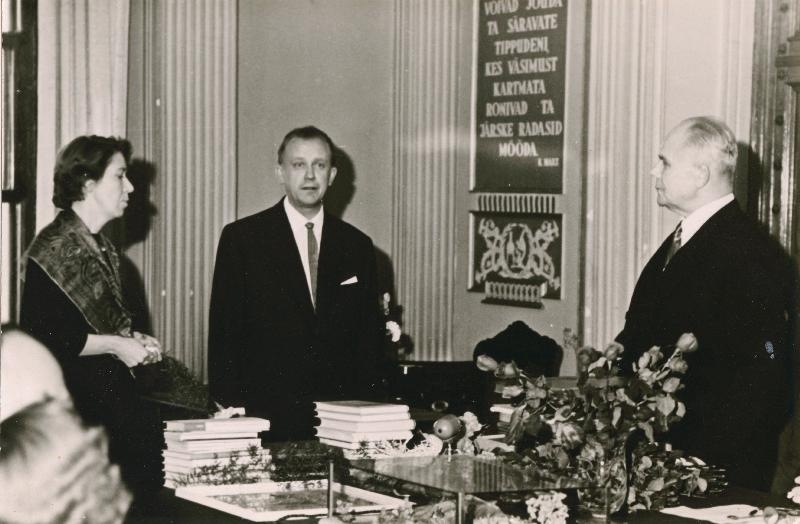 Eesti Geograafia Seltsi esimees Vello Tarmisto (keskel) ja teadussekretär Laine Merikalju õnnitlevad akadeemik Hans Kruusi tema 70. sünnipäeval.