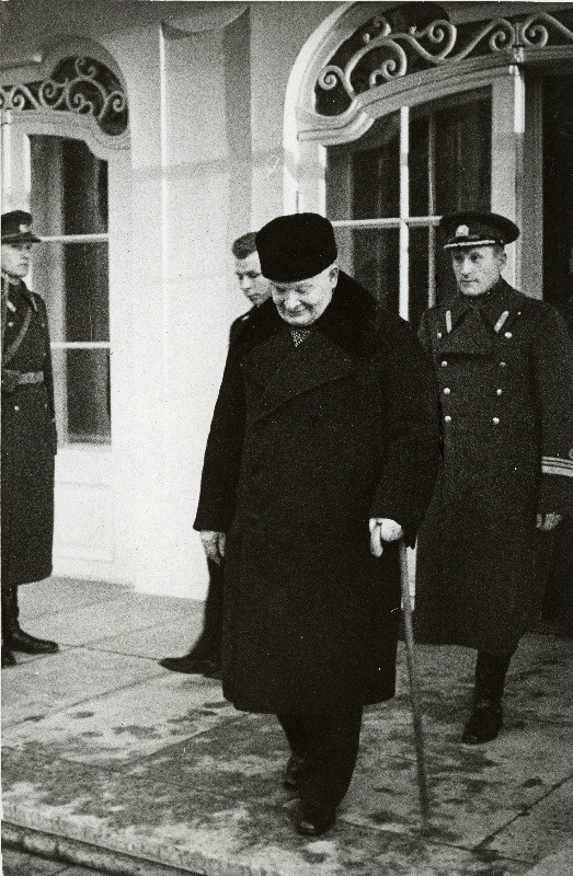 Eesti Vabariigi riigivanem K. Päts väljub Kadrioru lossist pärast uue aasta õnnesoovide vastuvõtmist.