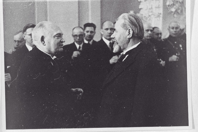 Rahva poolt allveelaevade hävitajale relvade muretsemiseks kogutud 80000 krooni üleandmine riigivanemale Kadrioru lossis. Riigivanem K. Päts vestlemas erukontradmiral  J. Pitkaga.