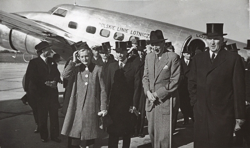 Poola välisministri kolonel J. Becki külaskäik Eestisse. Minister J. Beck ühes vastuvõtjatega Ülemiste lennujaamas pärast saabumist. Paremalt: välisminister K. Selter, kolonel J. Beck, Diplomaatliku Korpuse vanem Leedu saadik B. Dailide.