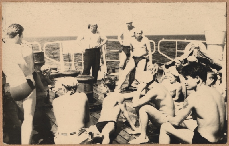 Mootorlaeva "Mahtra" reisi jäädvustused. Meeskonnaliikmed päevitavad laeva ahtriosas