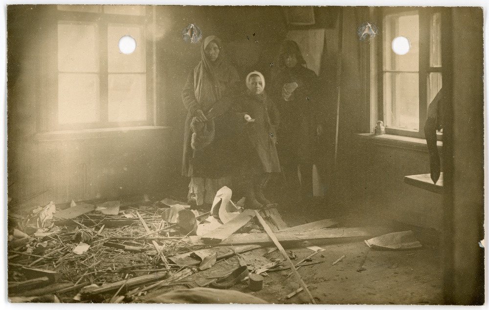 Pärast enamlaste lahkumist Narvast. Sisselangenud pommi läbi purustatud korter Juhhkentalis