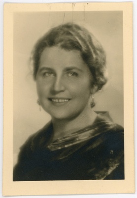 Bujalska (neiuna Sooms), Berta Marie Elisabeth, s 17.10.1888, portreefoto  duplicate photo