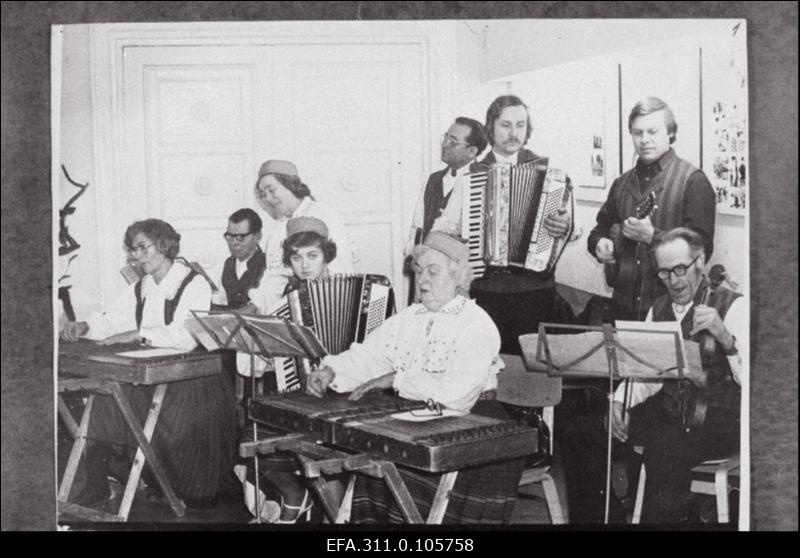 Holstre kultuurimaja külakapell Viiratsi regioonipäevadel Viljandi Rajooni Kultuurimajas esinemas, 1979; Rahvusarhiiv, fotoinfosüsteem