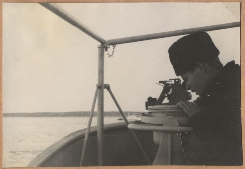 Mootorlaeva "Mahtra" reisi jäädvustused. Laevasillal peilingaatoriga töötav meremees
