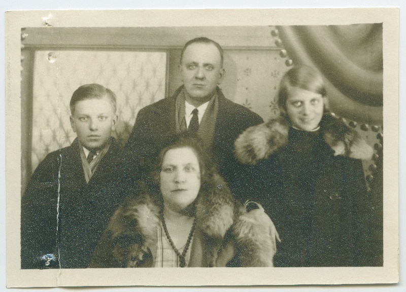 Rudolf - Ferdinand Hansoni perekonnapilt. Fotol on Rudolf - Ferdinand Hanson, tema abikaasa Elisabet, tütar Tamara ja poeg Herman