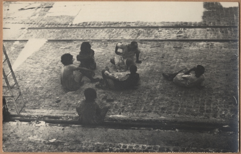 Mootorlaeva "Mahtra" reisi jäädvustused. Lääne-Aafrika sadamatöölised puhkehetkel