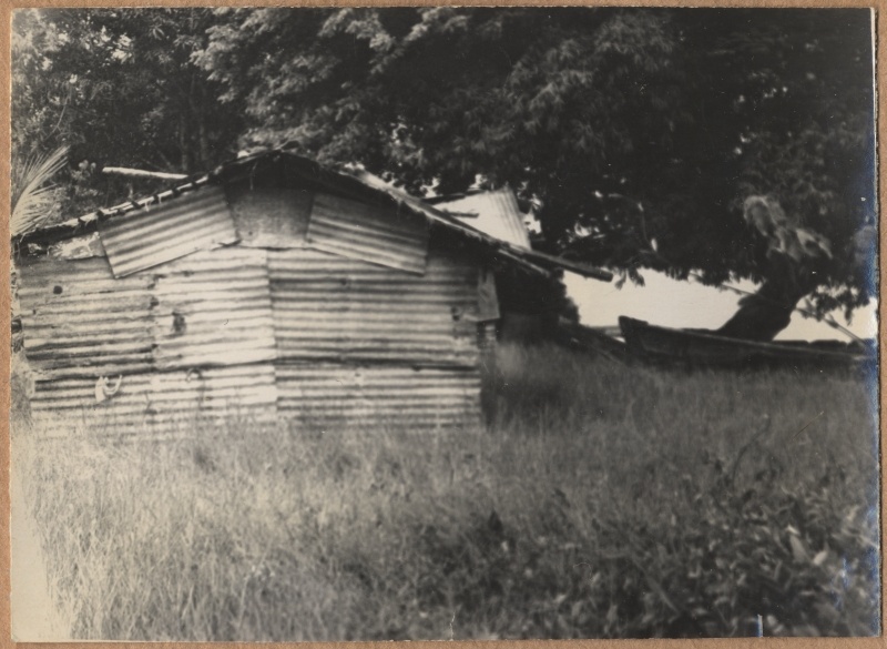 Mootorlaeva "Mahtra" Aafrika-reisi jäädvustused. Kohalik katusematerjalist ehitatud maja