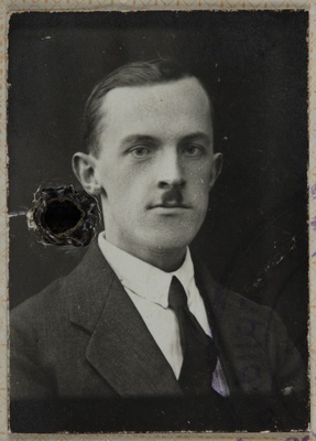 Georgi Sirotkin. Dokumendifoto 1923. a välja antud Eesti Vabariigi isikutunnistuselt.  duplicate photo