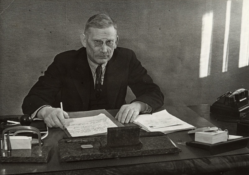 Eesti Vabariigi õiguskantsler Anton Palvadre oma töökabinetis Kadrioru administratiivhoones.