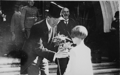 Laps Rootsi kroonprintsile Gustav Adolfile lilli andmas. Tagaplaanil J. Tõnisson.  duplicate photo