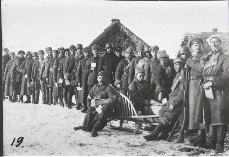 Vabadussõda. Kalevi Maleva Pataljoni 2.roodu sõdurid Suur-Bereznjuki külas Asutava Kogu valimisel. Paremalt esimene lipnik Rudolf Bauert, teine pataljoniülem lipnik Leopold Tõnson, saanis istub 2.roodu ülem lipnik Otto Tief.