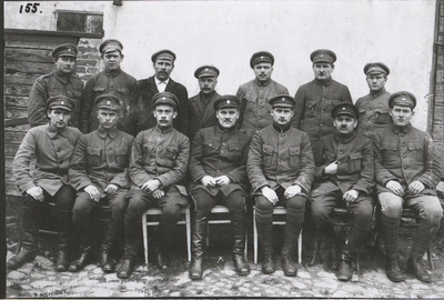 Vabadussõda. 2.Jalaväepolgu ambulantsi personal Marienburgis (Aluksne). Vasakult: I rida - 3. vanemarst Edgar Hansen, 4. endine vanemarst Gustav Reimann, 5. nooremarst Jaan Laas.  duplicate photo