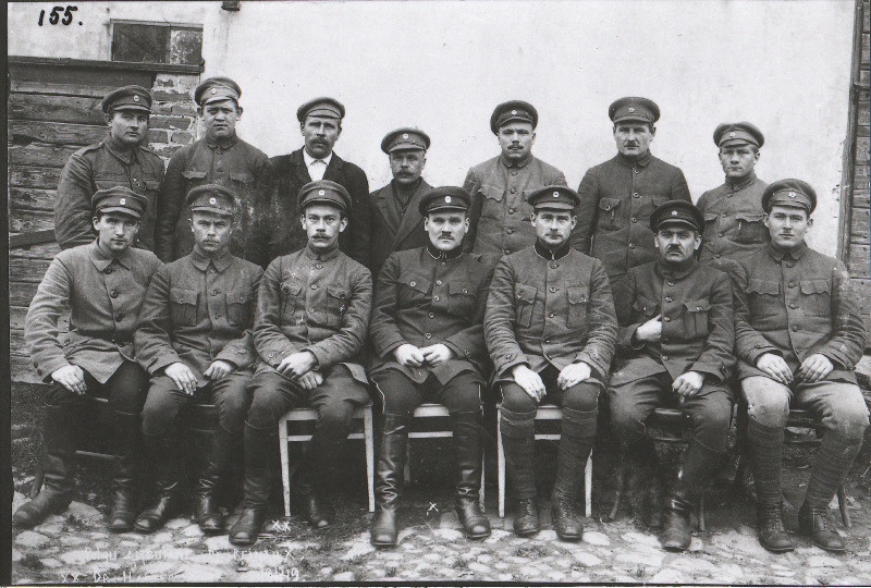 Vabadussõda. 2.Jalaväepolgu ambulantsi personal Marienburgis (Aluksne). Vasakult: I rida - 3. vanemarst Edgar Hansen, 4. endine vanemarst Gustav Reimann, 5. nooremarst Jaan Laas.