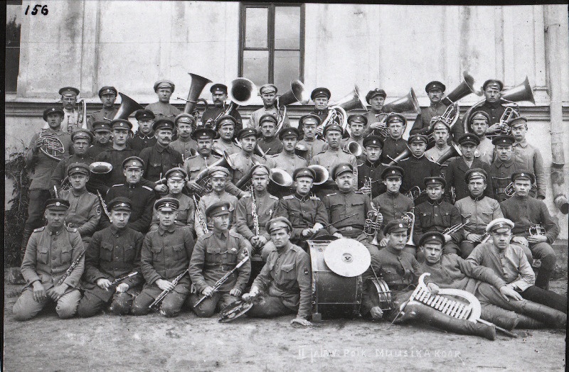 Vabadussõda. 2.Jalaväepolgu muusikakomando. Teises reas keskel (taktikepiga) kapellmeister  Arnold Landström (Arvo  Laidvee).