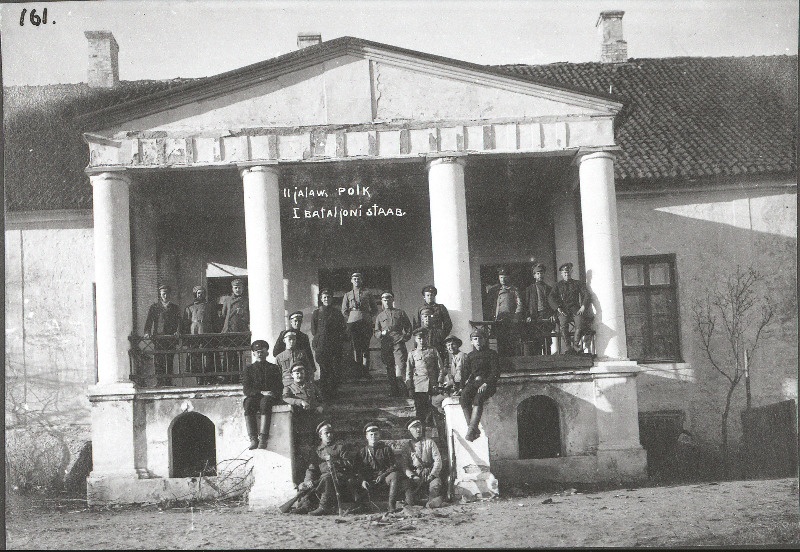 Vabadussõda. 2.Jalaväepolgu 1.pataljoni komandandikomando sõdurid. Trepi ülemisel astmel (binokliga) pataljoniülem alamkapten Felix Tannebaum (Tanner).
