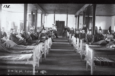 2. jalaväepolgu sõdurid kasarmus.  duplicate photo