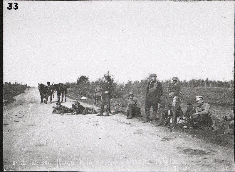 Vabadussõda. 2.Jalaväepolgu 5.roodu sõdurid pärast jõudmist Riia-Pihkva kiviteele. Seisab käsi puusas roodu vanemohvitser alamleitnant Aleksander Parts.