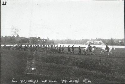 Vabadussõda. 2.Jalaväepolgu jalamaakuulajate komando liikumas Marienburgi (Aluksne) suunas.  duplicate photo