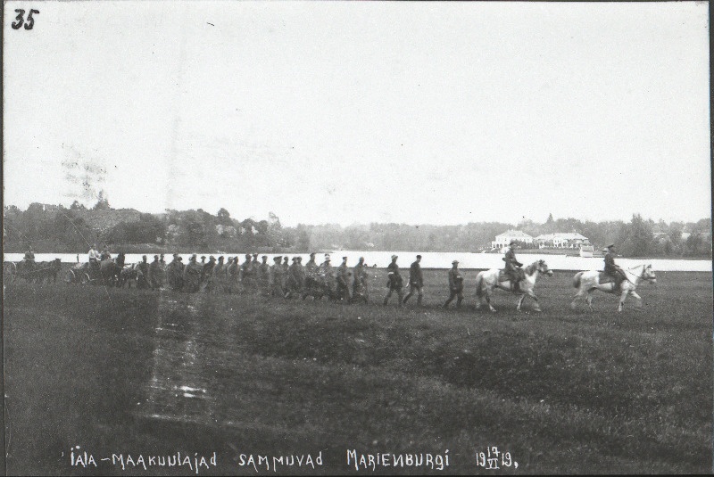 Vabadussõda. 2.Jalaväepolgu jalamaakuulajate komando liikumas Marienburgi (Aluksne) suunas.