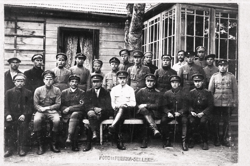 Vabadussõda. 2.Jalaväepolgu 2.pataljoni staabikomando Beijenhofi mõisas (Bejas muiža). Istuvatest paremalt kolmas pataljoniülem  kapten Eduard Liibus.