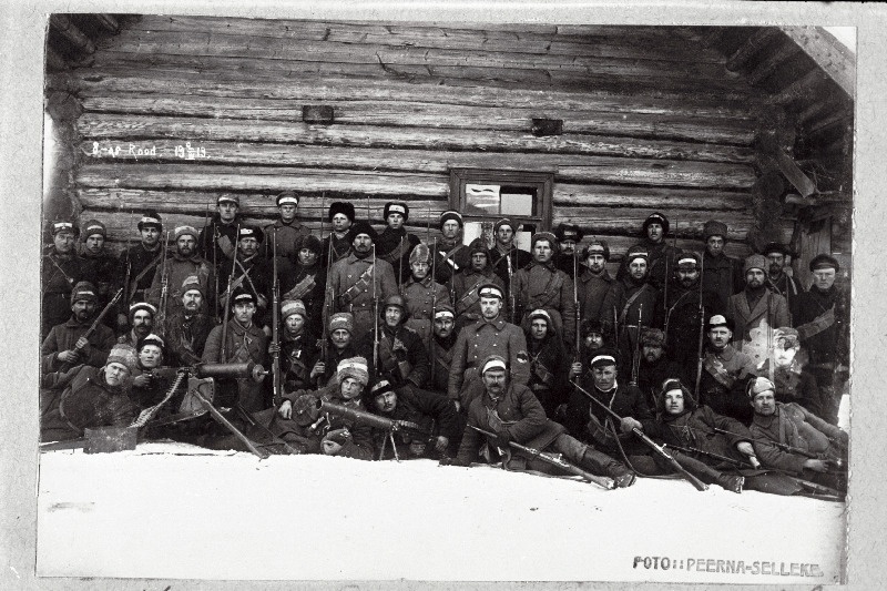 Vabadussõda. 2.Jalaväepolgu 8.rood. II reas keskel kiivriga rooduülem lipnik Johann Mõttus, põlvitab roodu nooremohvitser lipnik Johannes Laugis (rahvusvärvides käiseembleemiga).