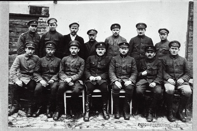 Vabadussõda. 2.Jalaväepolgu ambulantsi personal Marienburgis (Aluksne). Vasakult: I rida - 3. vanemarst Edgar Hansen, 4. endine vanemarst Gustav Reimann, 5. nooremarst Jaan Laas.  duplicate photo
