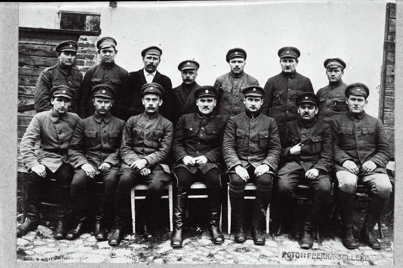 Vabadussõda. 2.Jalaväepolgu ambulantsi personal Marienburgis (Aluksne). Vasakult: I rida - 3. vanemarst Edgar Hansen, 4. endine vanemarst Gustav Reimann, 5. nooremarst Jaan Laas.