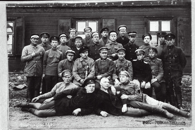 Vabadussõda. 2.Jalaväepolgu sidekomando. Istuvatest vasakult kolmas komandoülem leitnant Jaan Kruus, neljas komandoülema abi alamleitnant Robert Lamp.