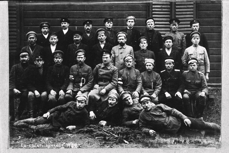 Vabadussõda. 2.Jalaväepolgu komandandikomando. Istujate rea keskel (sinelis) komandoülem lipnik Paul Vald?