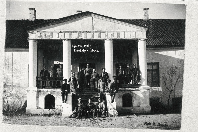 Vabadussõda. 2.Jalaväepolgu 1.pataljoni komandandikomando sõdurid. Trepi ülemisel astmel (binokliga) pataljoniülem alamkapten Felix Tannebaum (Tanner).