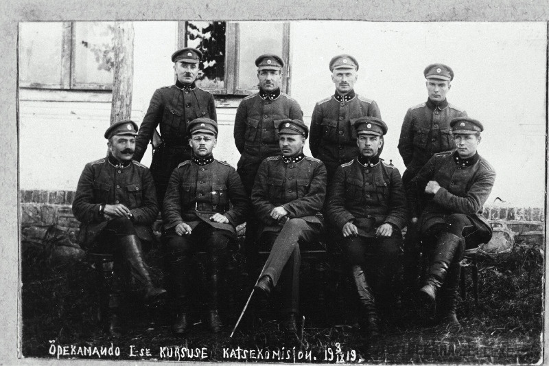 Vabadussõda. 2.Jalaväepolgu esimese sõdurikursuse katsete komisjon Marienburgis (Aluksne). Vasakult: I rida - õppekomando ülem leitnant Karl Tomson (Toomsoo), 1.pataljoni ülem kapten FelixTannebaum (Tanner), [polguülema abi kapten Johannes Lembra], [tööroodu ülem alamleitnant Emanuel Kahna], 1.roodu ülem alamkapten Voldemar Hint; II rida - sapöörikomando ülem leitnant Adolf Neria (Ado Neeria), sidekomando ülem alamkapten Jaan Kruus, õppekomando vanemohvitser alamkapten Kasper Täht, 4.roodu nooremohvitser lipnik Karl Jalak (Jalakas).