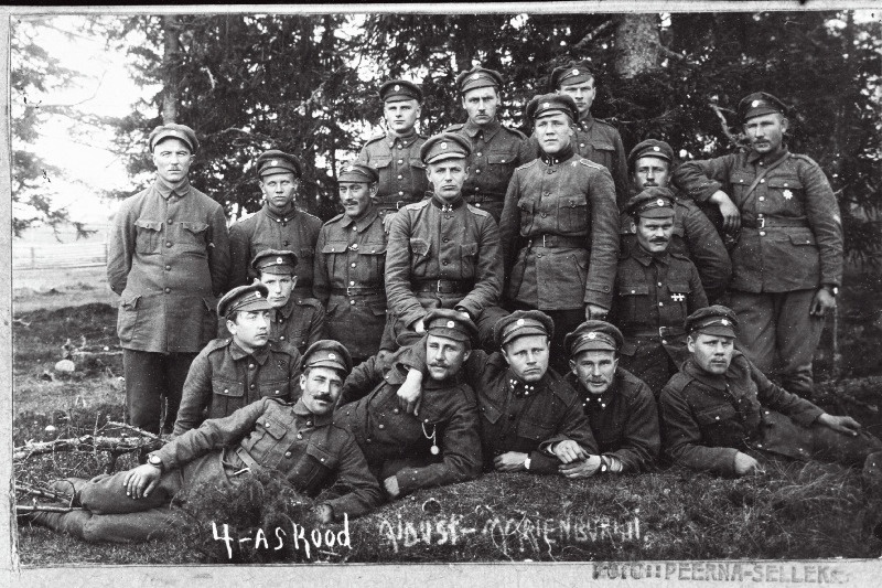 Vabadussõda. 2.Jalaväepolgu 4.roodu sõdurid kes võtsid osa roodu esimesest lahingust Aidus detsembris 1918 Marienburgis (Aluksne). Keskel istub rooduülem leitnant Karl Lamp, tema vasakul käel seisab roodu nooremohvitser alamleitnant Robert Lamp.