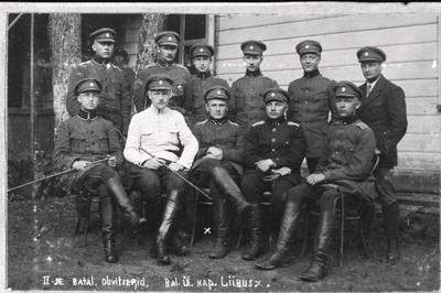 Vabadussõda. 2.Jalaväepolgu 2.pataljoni ohvitserid Beijenhofi mõisas (Bejas muiža). Vasakult: I rida - püssimeister sõjaväeametnik Jakob Voll, [sõjaväeametnik Martin Mutso?], pataljoniülem kapten Eduard Liibus, 7.roodu ülem leitnant August Kuhlberg (Kulasalu), 5.roodu vanemohvitser alamleitnant Aleksander Parts; II rida - 8.roodu vanemohvitser lipnik Johan Matson, 8.roodu ülem lipnik Andrei Linson, 6.roodu vanemohvitser lipnik Villem Jakobson, 6.roodu vanemohvitser lipnik Jaan Kendra, 6.roodu ülem lipnik Johann Mõttus, [sõjaväeametnik Eduard Kivi?].  duplicate photo
