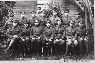 Vabadussõda. 2.Jalaväepolgu staabi reajaoskonna kirjutajad Marienburgis (Aluksne). Esireas vasakult kolmas polgu adjutant leitnant Juhan Järver, neljas adjutandi abi alamleitnant Johan Paul.  duplicate photo