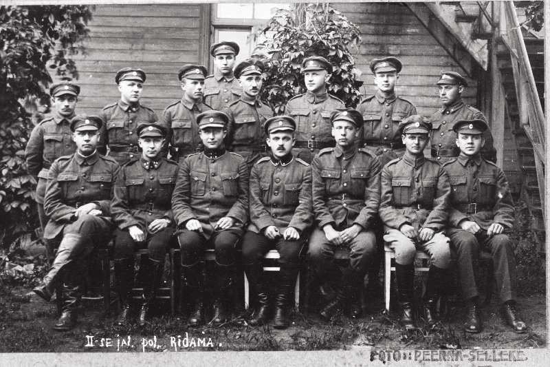 Vabadussõda. 2.Jalaväepolgu staabi reajaoskonna kirjutajad Marienburgis (Aluksne). Esireas vasakult kolmas polgu adjutant leitnant Juhan Järver, neljas adjutandi abi alamleitnant Johan Paul.