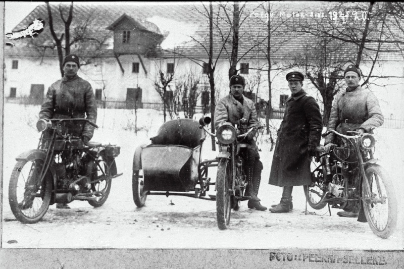 Vabadussõda. 2.Jalaväepolgu sidekomando virgatsid mootorratastega Jõhvis. Paremalt teine komandoülem alamleitnant Robert Lamp.